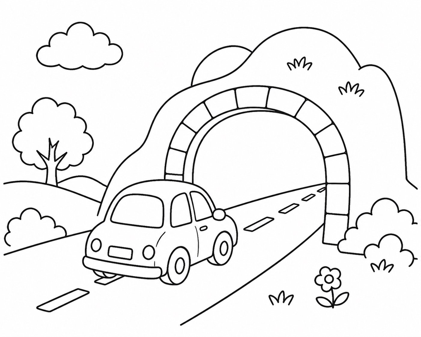 El pequeño coche entra en el túnel